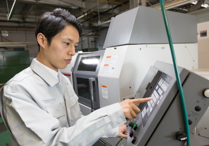 モニター操作する男性社員