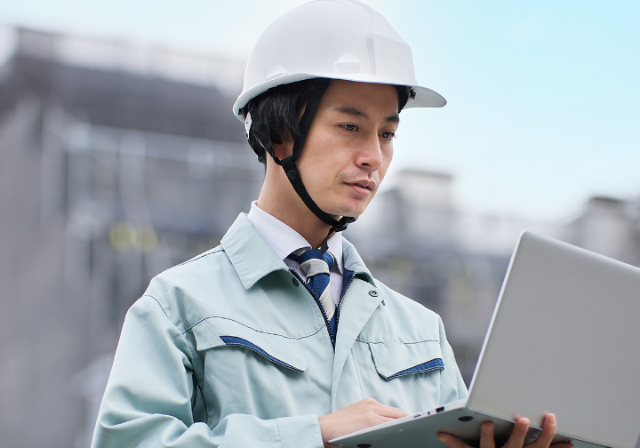 PC操作する男性社員