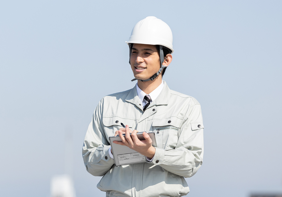 野外作業中の男性社員