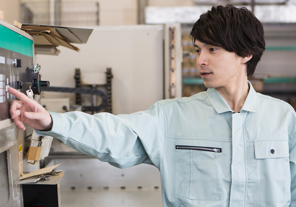 機器作業中の男性社員