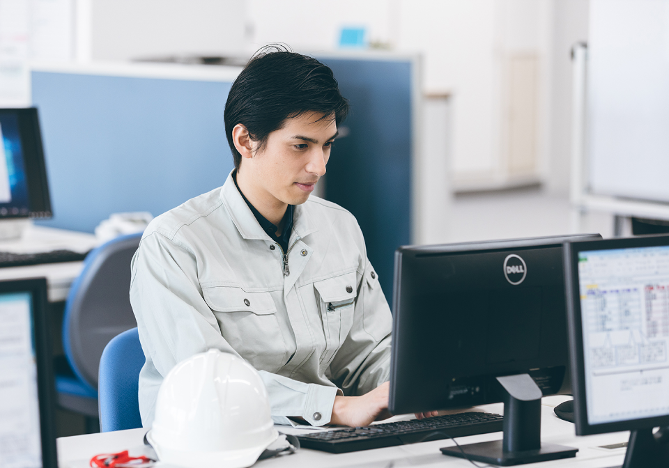 PC作業中の男性社員