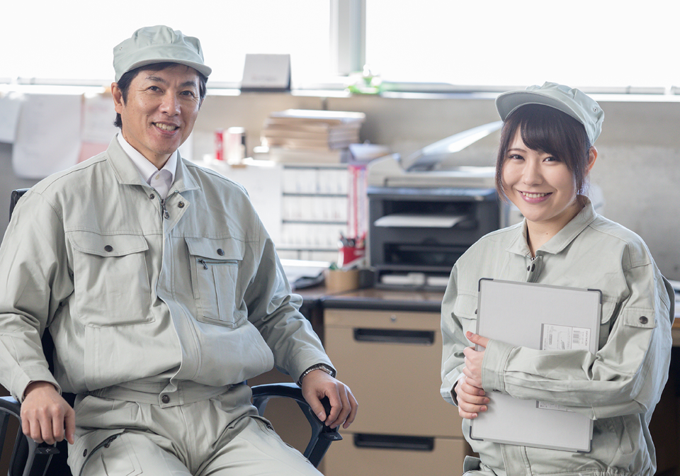 笑顔の男性社員と女性社員