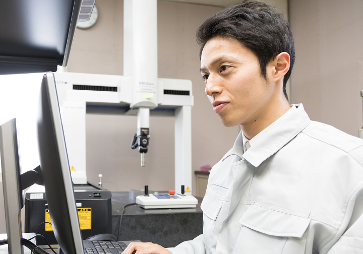 PC作業中の男性社員