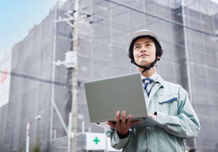 PC作業中の男性