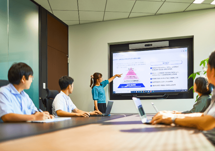 会議室で打ち合わせ