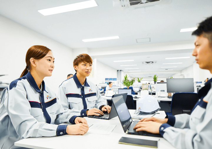 相談しているスタッフたち