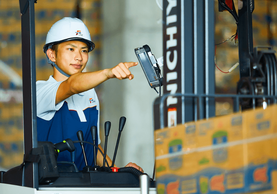 ヘルメット、制服を着た男性スタッフ