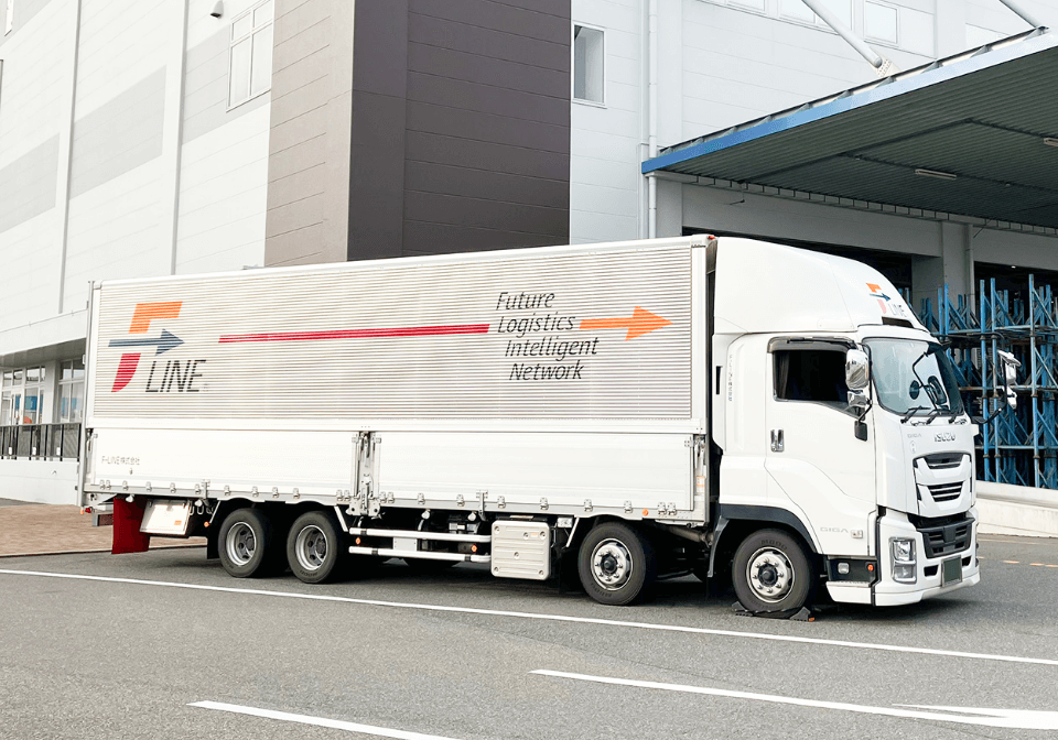 ヘルメット、制服を着た男性スタッフ