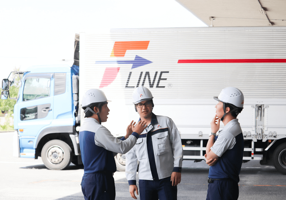 スタッフたちが相談している