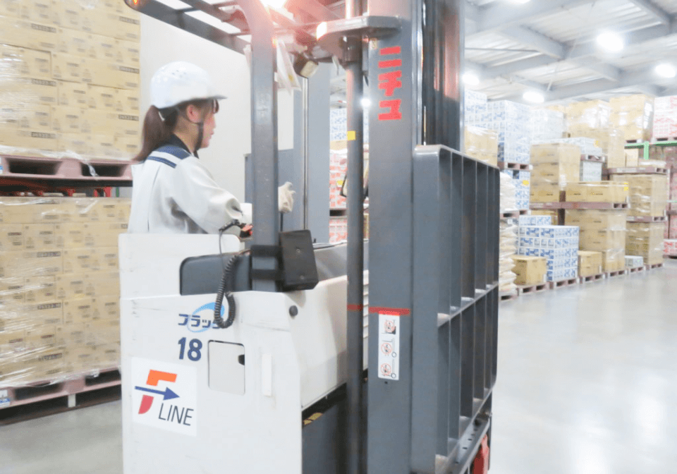 仕事中女性操作者