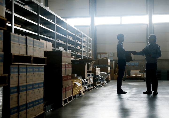 在庫で握手している二人