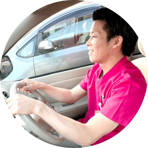運転をしている男性スタッフ
