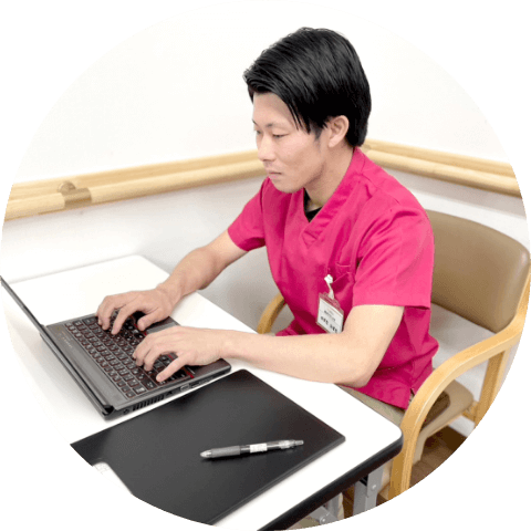 書類作成している男性スタッフ