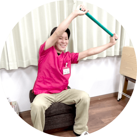 体操をしている男性スタッフ