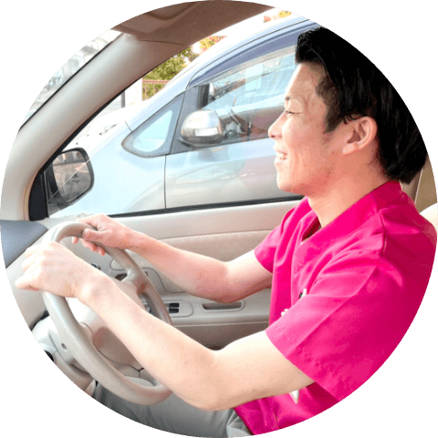 運転をしている男性スタッフ