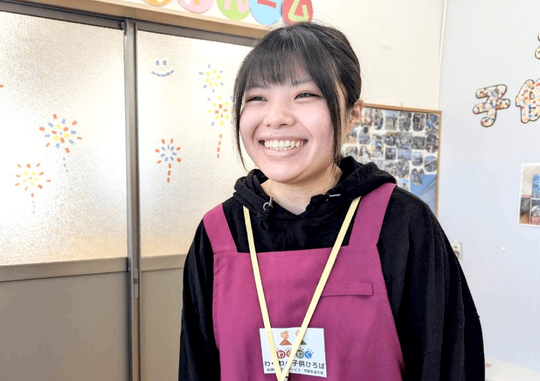 笑顔の女性スタッフ