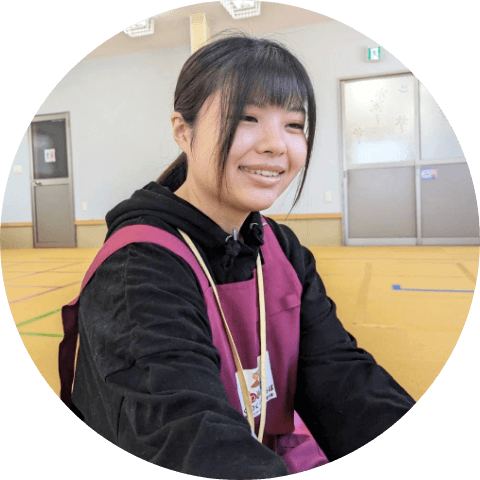 児童の受け入れの準備をする女性スタッフ