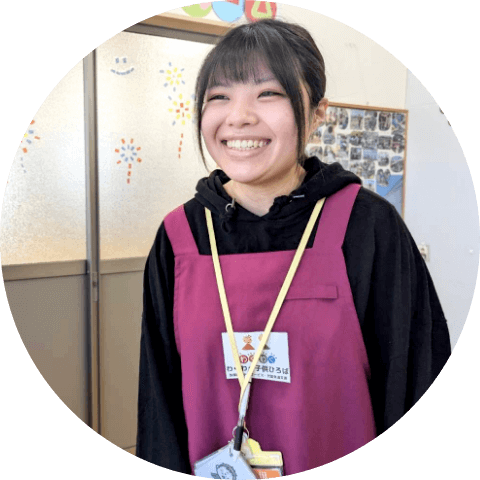 笑顔で児童を受け入れる女性スタッフ