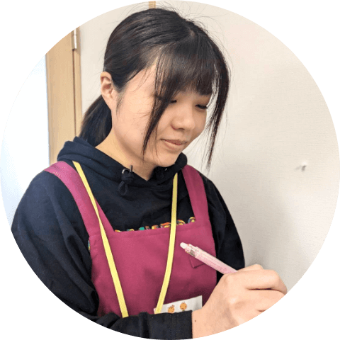 メモをする女性スタッフ