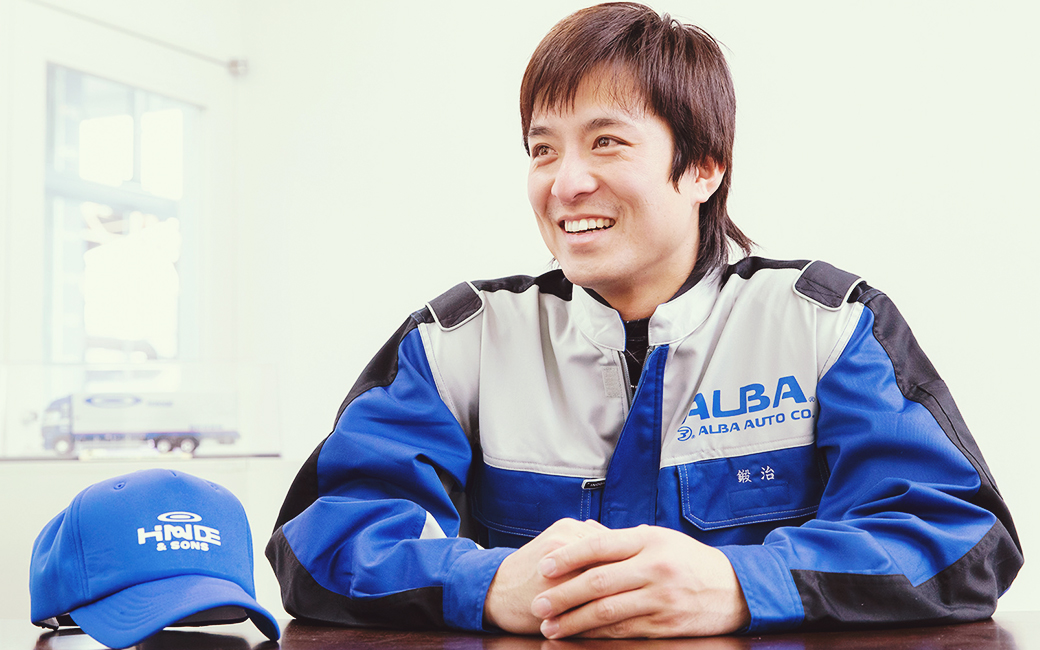 笑顔の男性社員