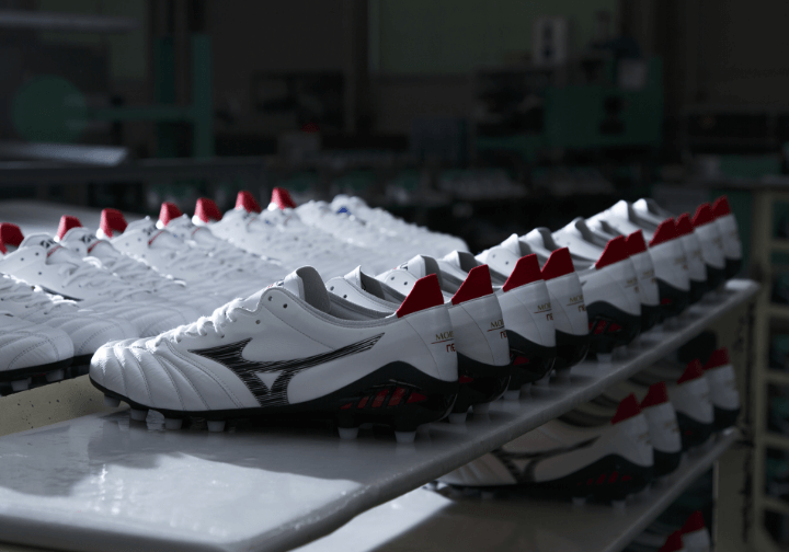 工場に並ぶ靴の写真