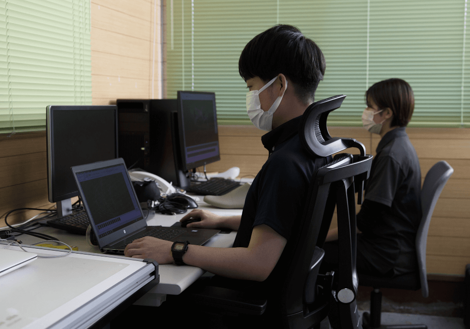 パソコンで作業する社員達