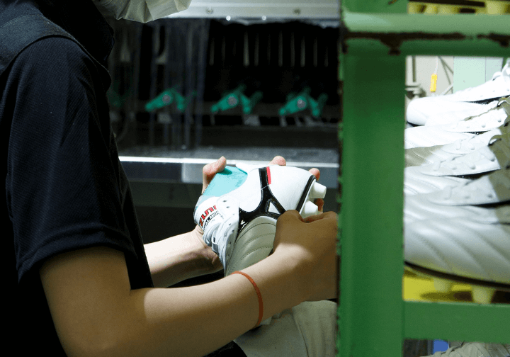 靴を点検する女性社員