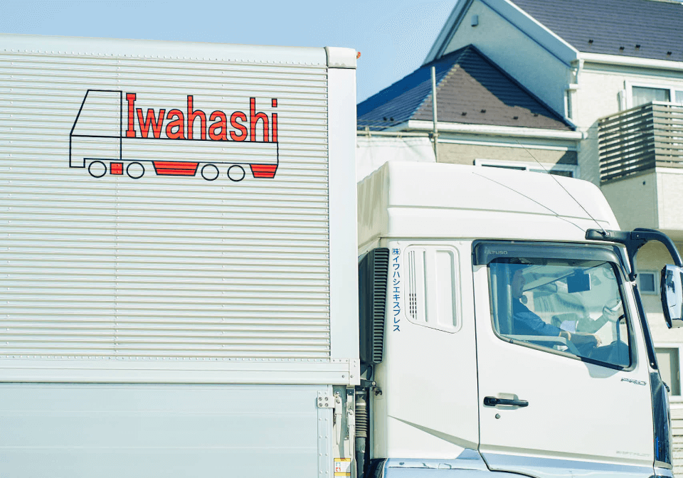 トラックに付いたロゴ