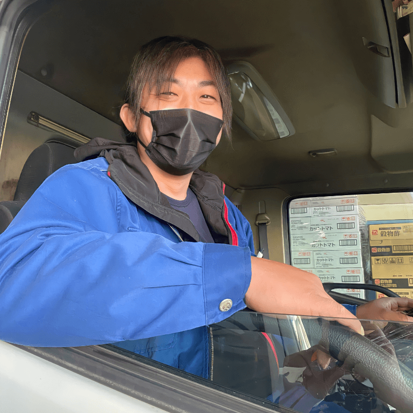 微笑むドライバーの男性