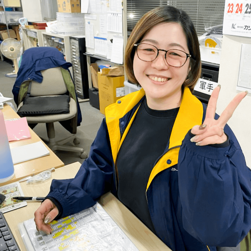 笑顔の女性社員