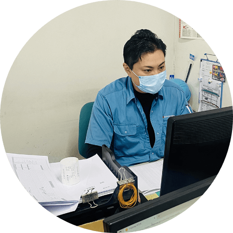 パソコンに向かう男性社員