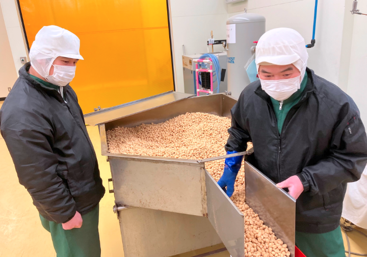 社員と混ぜ機の写真