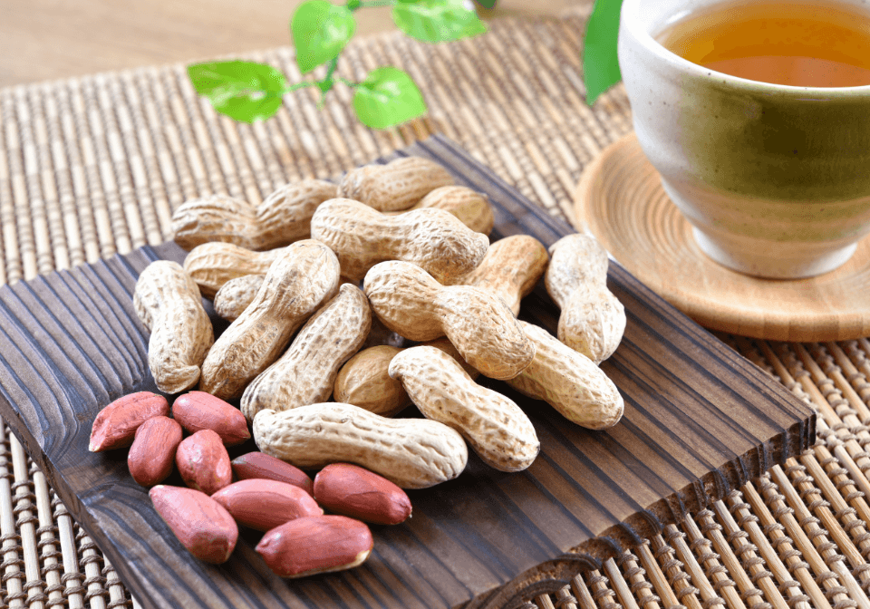 ピーナッツとお茶の写真
