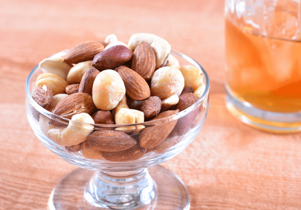 ガラスに入るナッツの写真