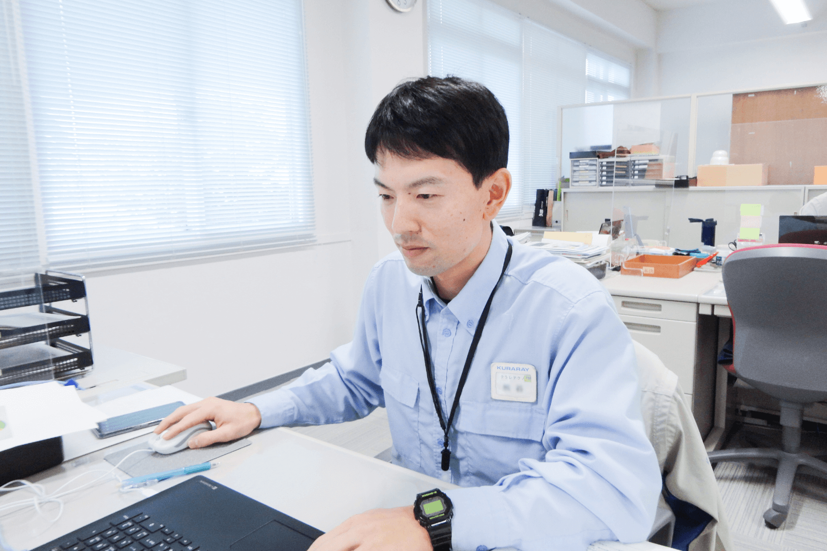 パソコンに向かう男性社員