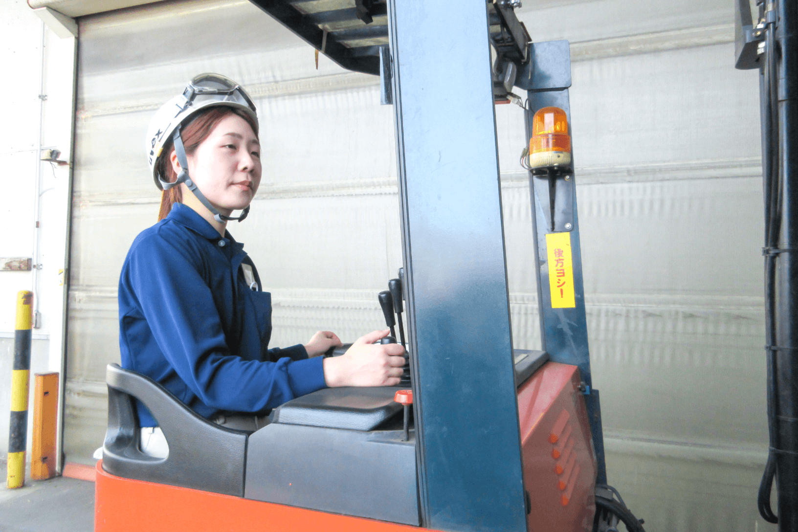 フォークリフトを運転する女性社員