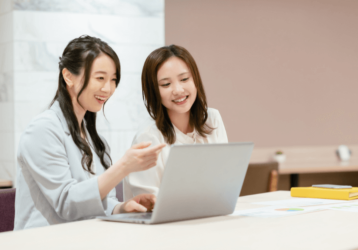 事務作業する女性社員