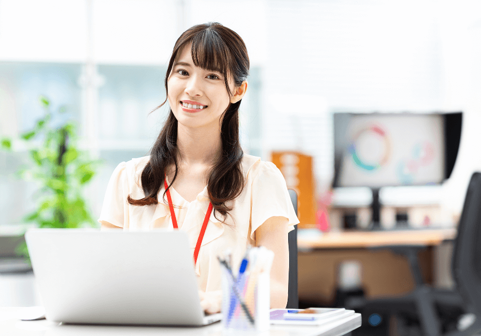 パソコンに向かう女性社員
