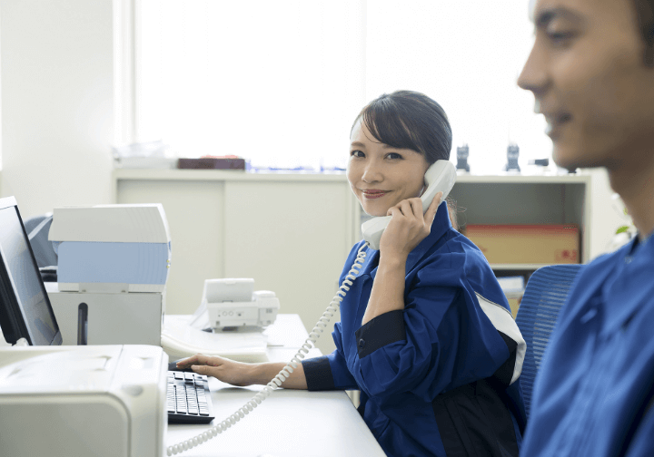 電話を取る女性社員