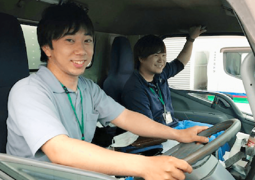 トラックを運転する男性社員