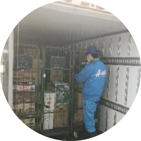 商品の配達準備をする男性社員