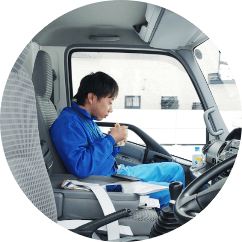 トラック内で昼休憩を取る男性社員