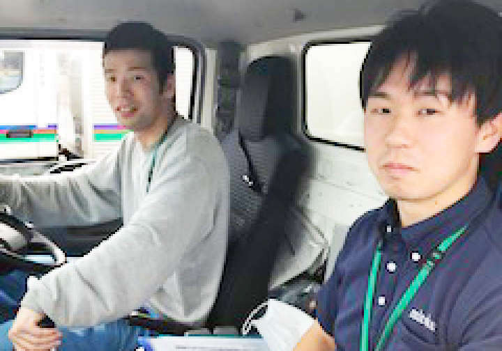 トラックに乗る男性社員