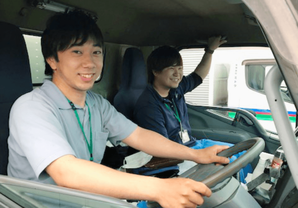 トラックを運転する男性社員