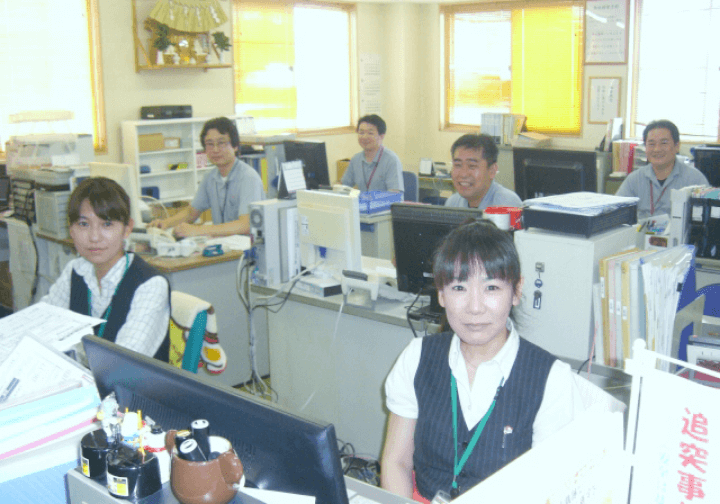 デスクワークをする社員