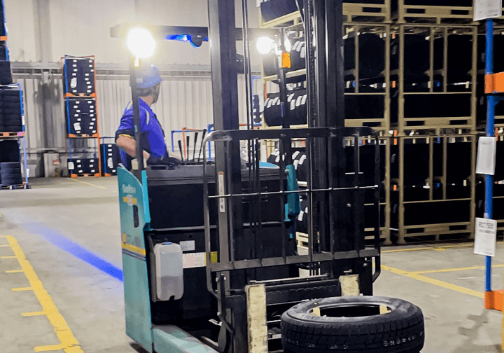 フォークリフトを運転している男性社員