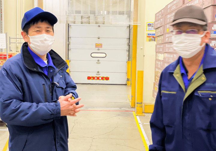 並んで写真に写る男性社員達