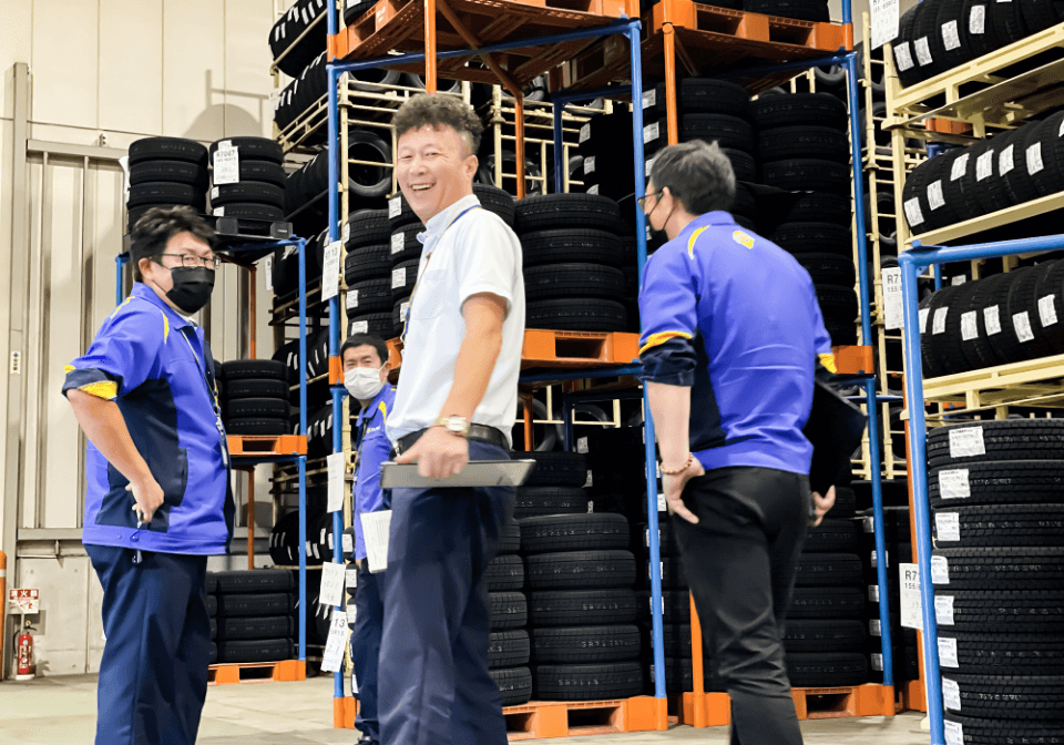 在庫の商品を確認する男性社員達