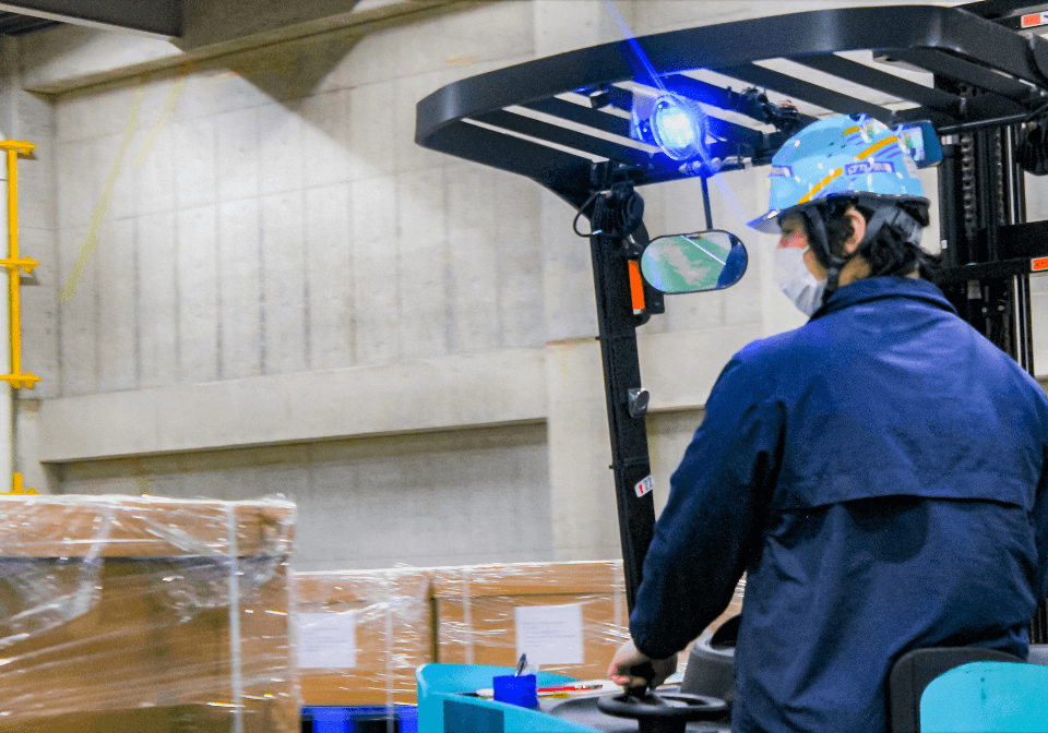 作業をする従業員