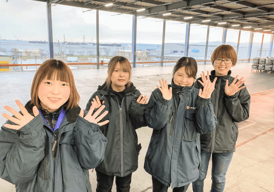 ポーズを決める女性社員達